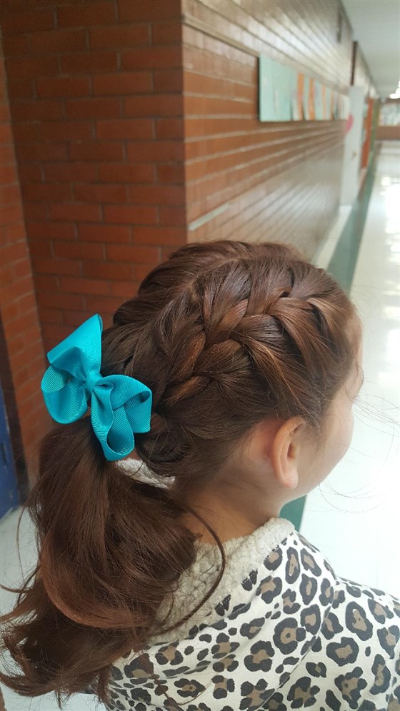 11歲女孩失去媽媽「每天頂著凌亂馬尾」上學　女司機看不下去「親手為她編出最美髮辮」暖翻