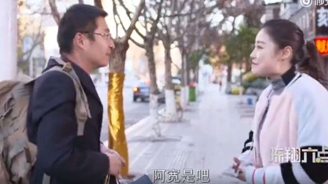 他租了個「假女友」回家想討母親開心，沒想到老媽也租了「假老公」！兩方人見面竟發生...