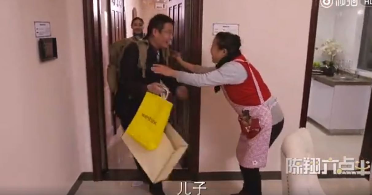 他租了個「假女友」回家想討母親開心，沒想到老媽也租了「假老公」！兩方人見面竟發生...