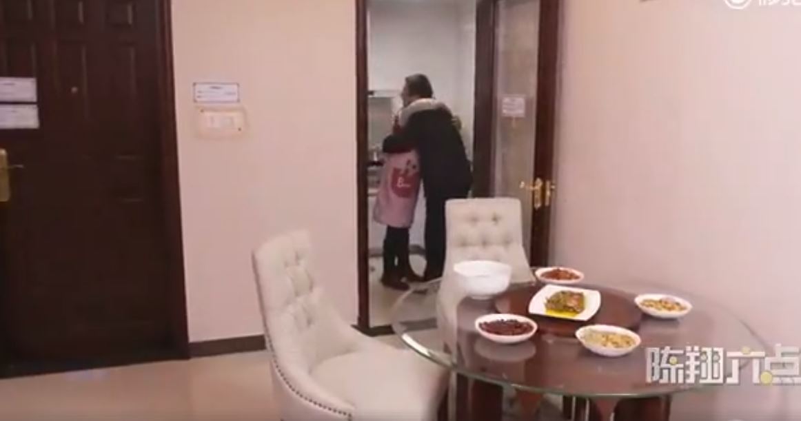 他租了個「假女友」回家想討母親開心，沒想到老媽也租了「假老公」！兩方人見面竟發生...