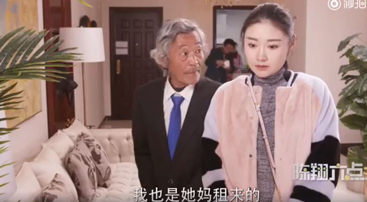 他租了個「假女友」回家想討母親開心，沒想到老媽也租了「假老公」！兩方人見面竟發生...