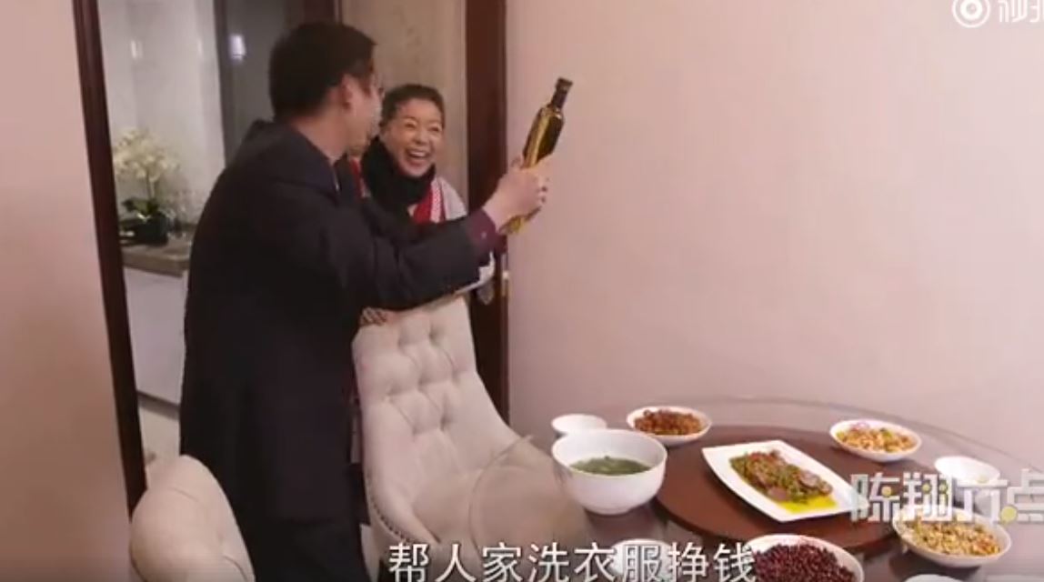 他租了個「假女友」回家想討母親開心，沒想到老媽也租了「假老公」！兩方人見面竟發生...