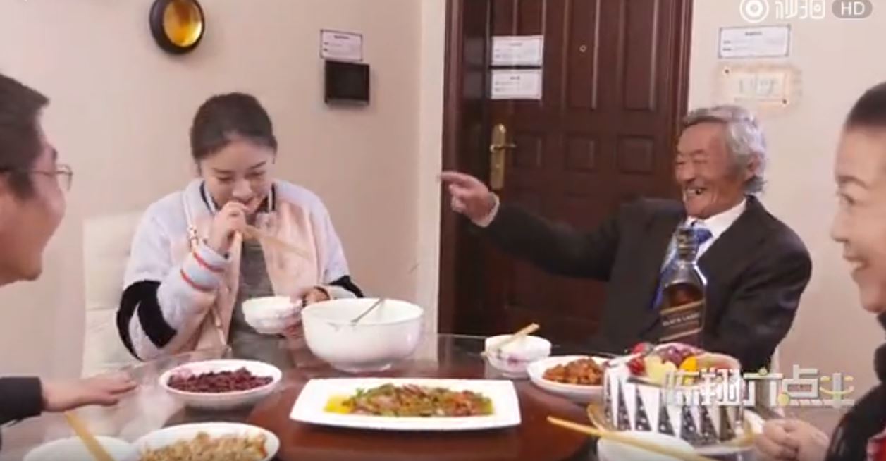 他租了個「假女友」回家想討母親開心，沒想到老媽也租了「假老公」！兩方人見面竟發生...