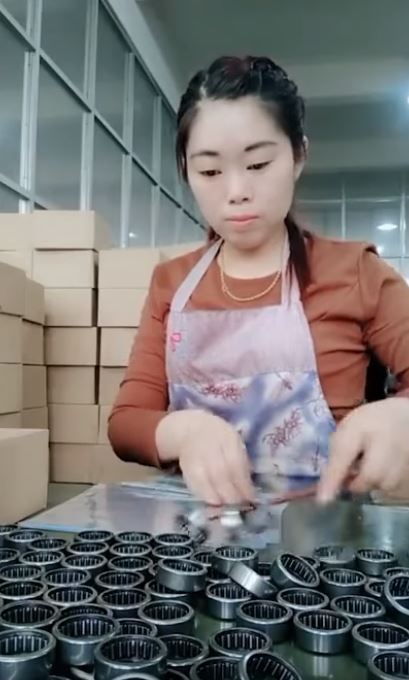 比機器還快！女工左右手超靈巧「6秒完成包裝」　外國人全看傻：「來這裡會害我們失業！」