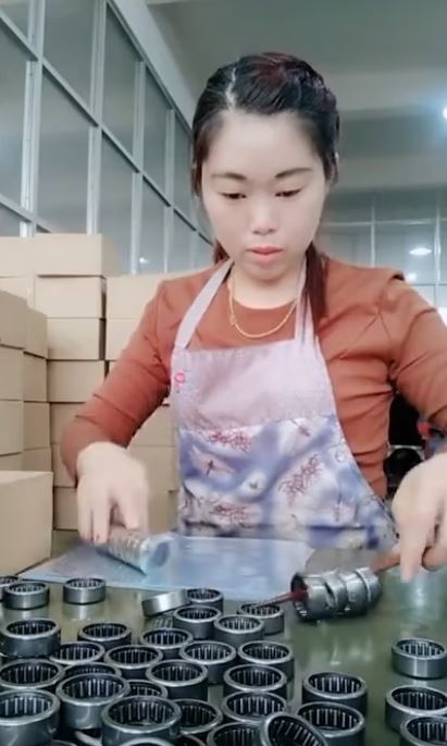 比機器還快！女工左右手超靈巧「6秒完成包裝」　外國人全看傻：「來這裡會害我們失業！」