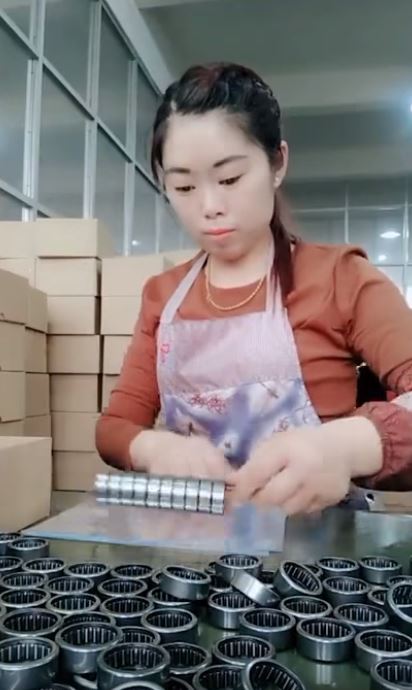 比機器還快！女工左右手超靈巧「6秒完成包裝」　外國人全看傻：「來這裡會害我們失業！」