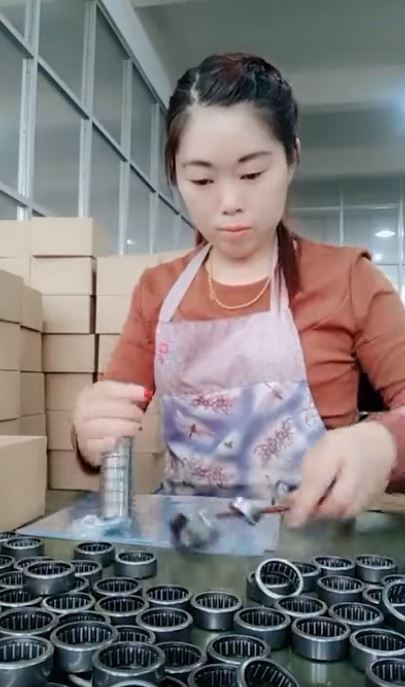 比機器還快！女工左右手超靈巧「6秒完成包裝」　外國人全看傻：「來這裡會害我們失業！」