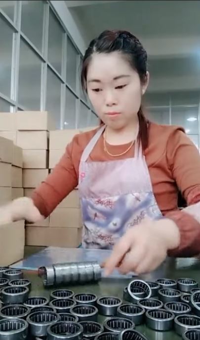 比機器還快！女工左右手超靈巧「6秒完成包裝」　外國人全看傻：「來這裡會害我們失業！」