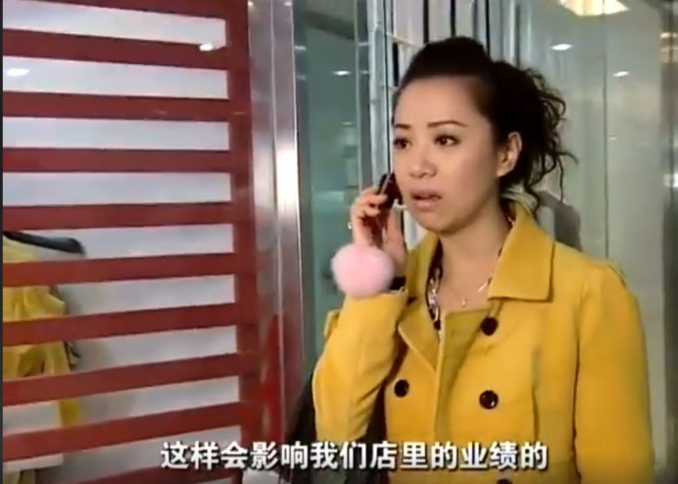 新任店長「假裝顧客」視察店內，卻發現「員工竟偷偷在背後...」氣得她當場開除！