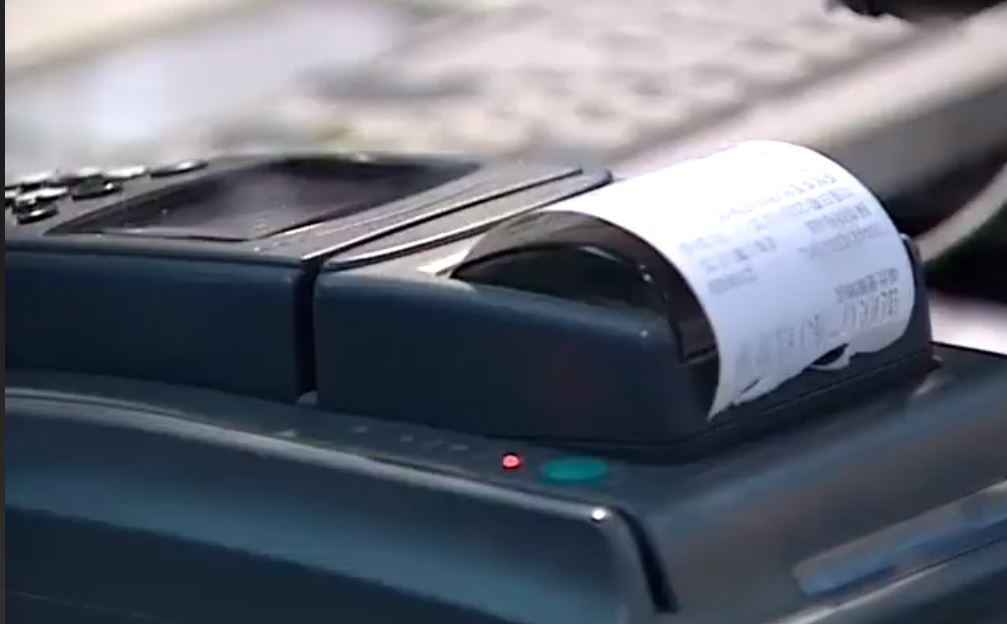 新任店長「假裝顧客」視察店內，卻發現「員工竟偷偷在背後...」氣得她當場開除！