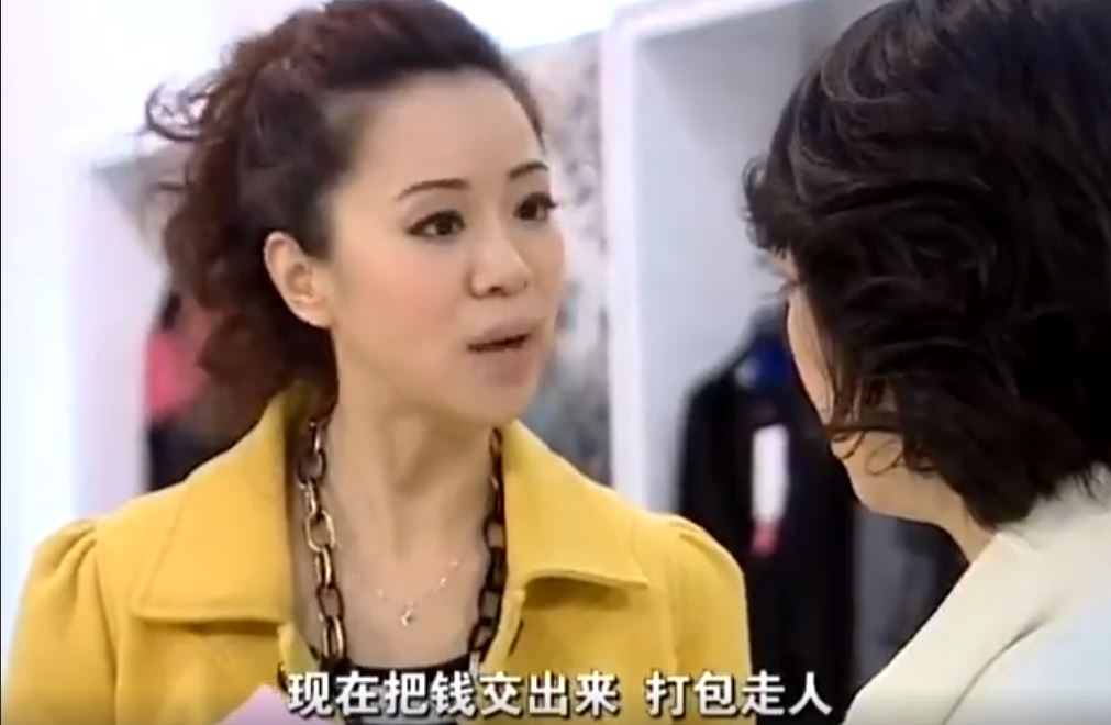 新任店長「假裝顧客」視察店內，卻發現「員工竟偷偷在背後...」氣得她當場開除！