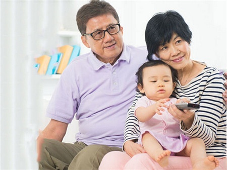 爸爸姓「危」不想孩子跟自己姓，沒想到「阿嬤取個名字」人人都讚好：薑還是老的辣！