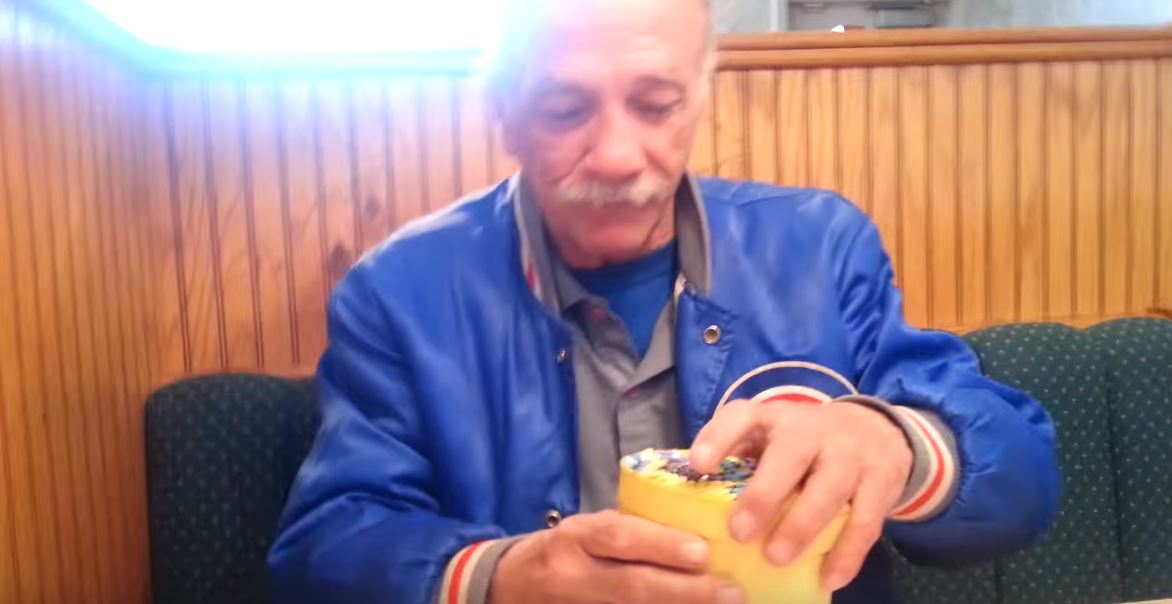 老爺爺收到「女兒送的奶嘴」滿頭問號　女兒：「爸，奶嘴不是我要用的」秒懂後驚喜噴淚！