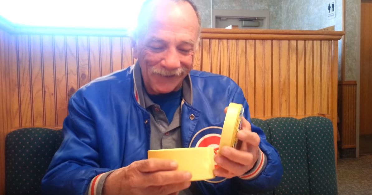 老爺爺收到「女兒送的奶嘴」滿頭問號　女兒：「爸，奶嘴不是我要用的」秒懂後驚喜噴淚！