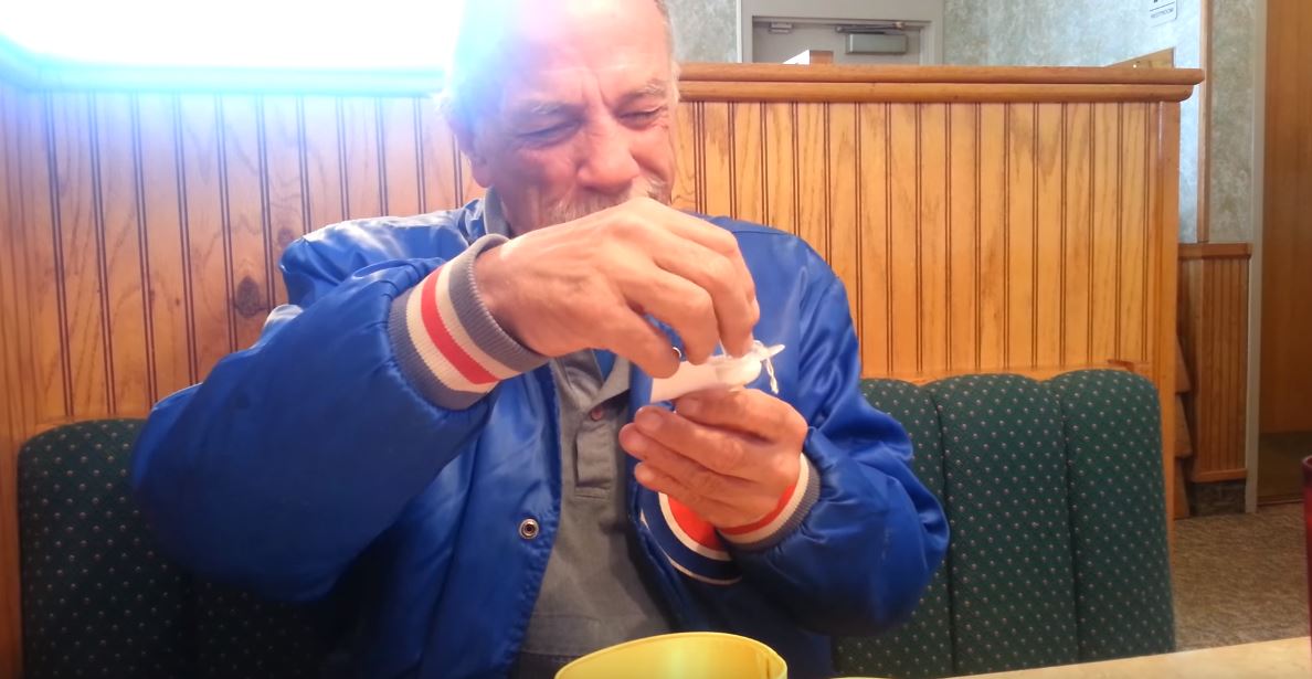 老爺爺收到「女兒送的奶嘴」滿頭問號　女兒：「爸，奶嘴不是我要用的」秒懂後驚喜噴淚！