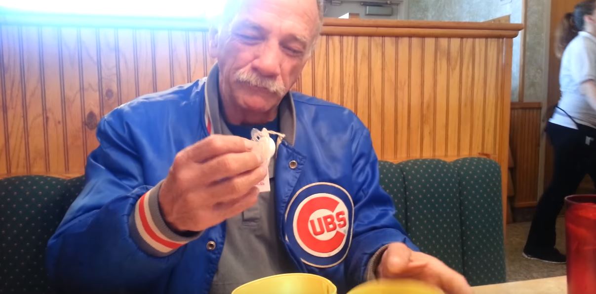 老爺爺收到「女兒送的奶嘴」滿頭問號　女兒：「爸，奶嘴不是我要用的」秒懂後驚喜噴淚！