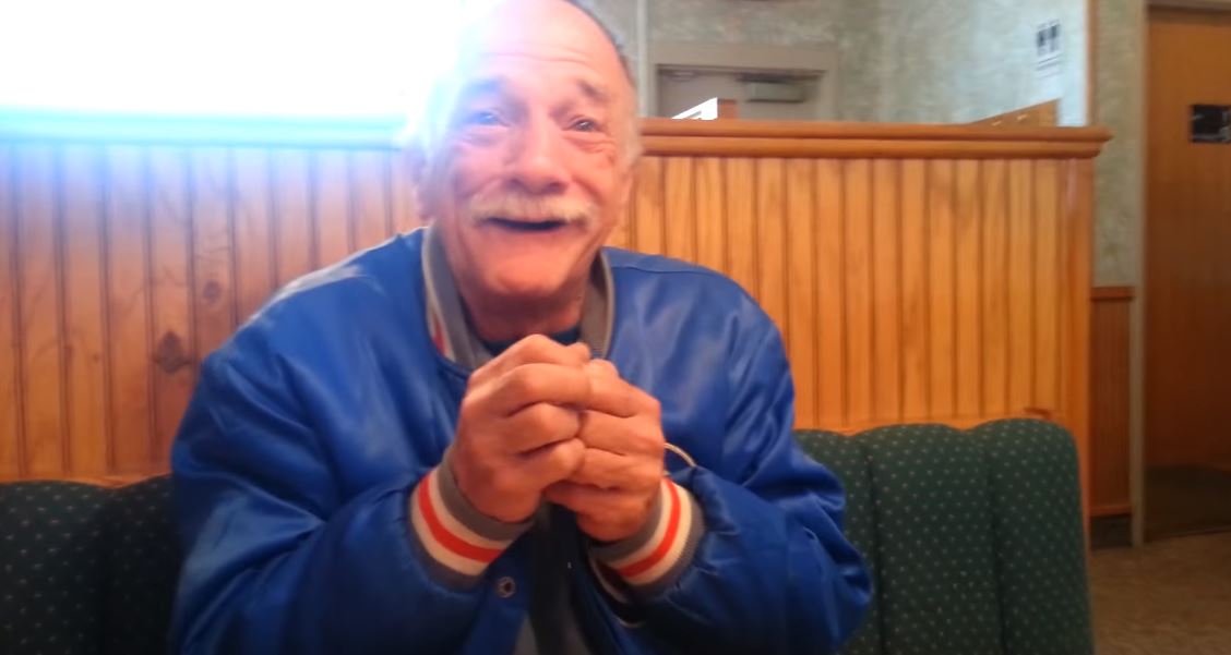 老爺爺收到「女兒送的奶嘴」滿頭問號　女兒：「爸，奶嘴不是我要用的」秒懂後驚喜噴淚！