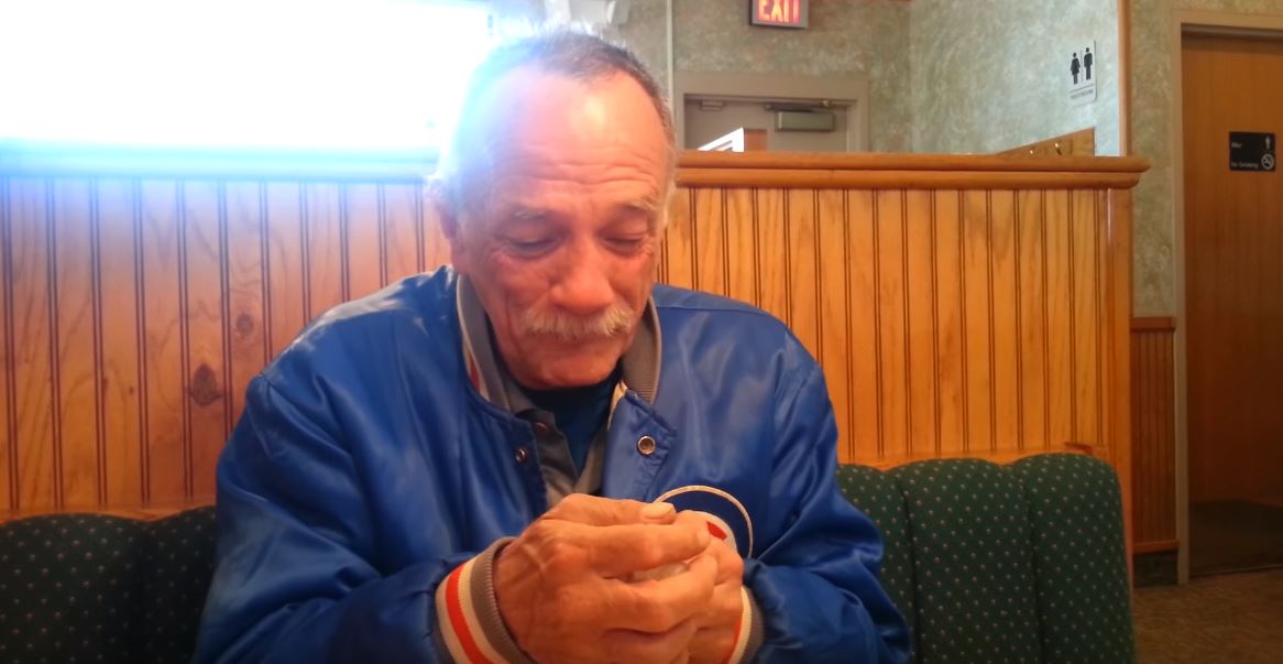 老爺爺收到「女兒送的奶嘴」滿頭問號　女兒：「爸，奶嘴不是我要用的」秒懂後驚喜噴淚！