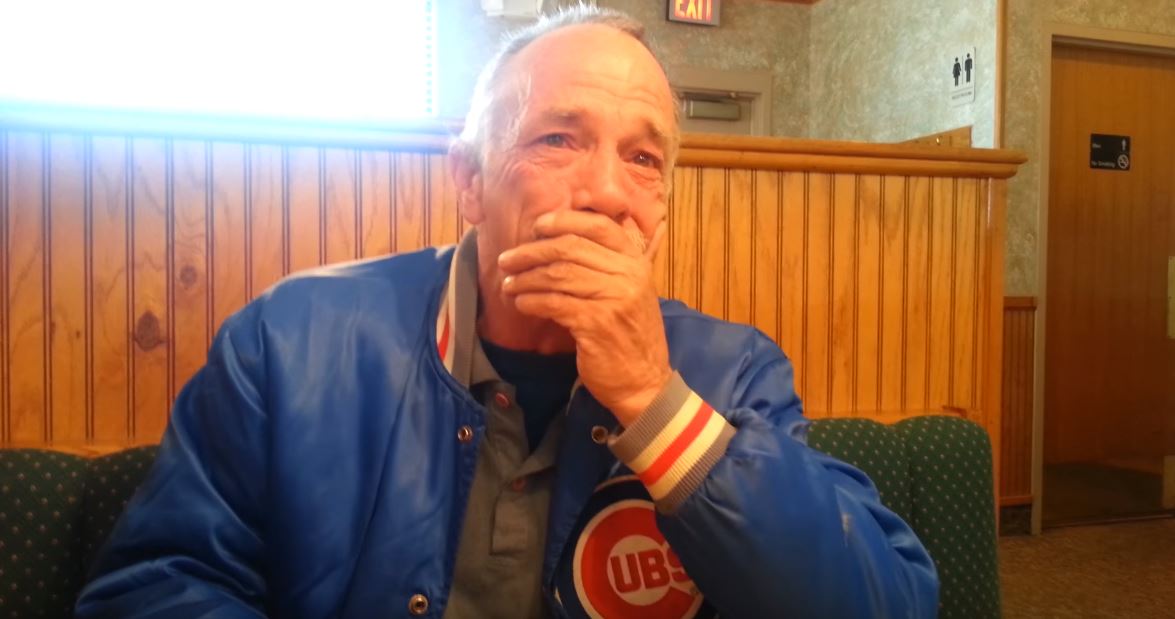 老爺爺收到「女兒送的奶嘴」滿頭問號　女兒：「爸，奶嘴不是我要用的」秒懂後驚喜噴淚！