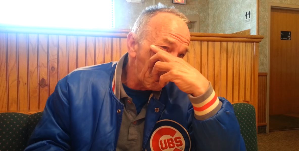 老爺爺收到「女兒送的奶嘴」滿頭問號　女兒：「爸，奶嘴不是我要用的」秒懂後驚喜噴淚！