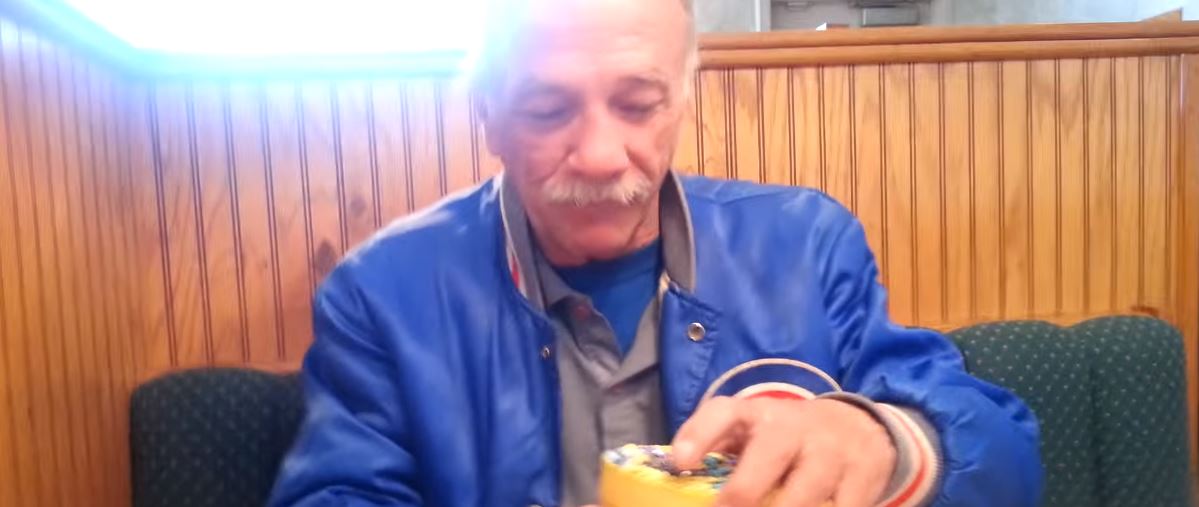 老爺爺收到「女兒送的奶嘴」滿頭問號　女兒：「爸，奶嘴不是我要用的」秒懂後驚喜噴淚！