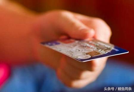 媳婦每個月薪水都上交婆婆，十多年後婆婆臨別前給一張卡，沒想到「查看餘額」讓她愣了...