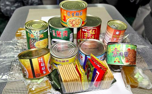 誰說「沒有開罐器」罐頭就打不開？他拿「罐頭狂嚕地板」後一個動作就輕鬆撬開！