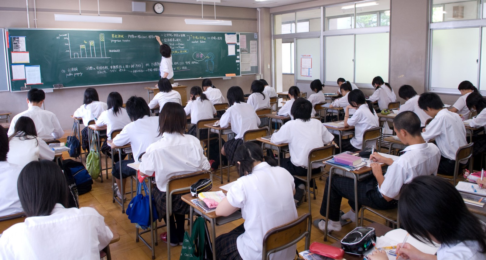 老師為了送學生畢業禮物「花7.5小時畫黑板」 　隔天「全班33人發現自己在黑板上」秒噴淚