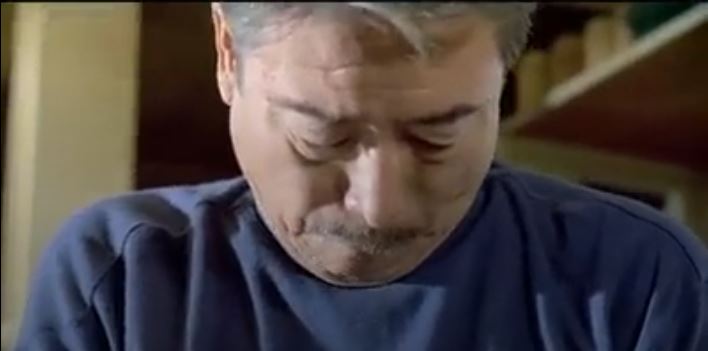 退休老父親「煮了一桌拿手菜」想挽回父女關係，但3個女兒反應卻是…讓人心碎一地！