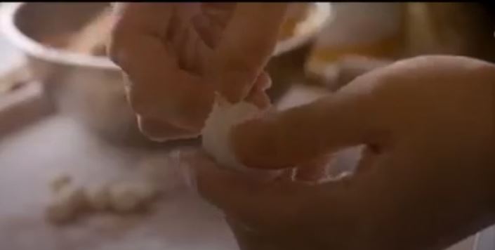 退休老父親「煮了一桌拿手菜」想挽回父女關係，但3個女兒反應卻是…讓人心碎一地！