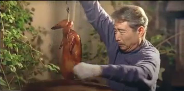 退休老父親「煮了一桌拿手菜」想挽回父女關係，但3個女兒反應卻是…讓人心碎一地！