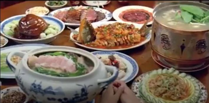 退休老父親「煮了一桌拿手菜」想挽回父女關係，但3個女兒反應卻是…讓人心碎一地！