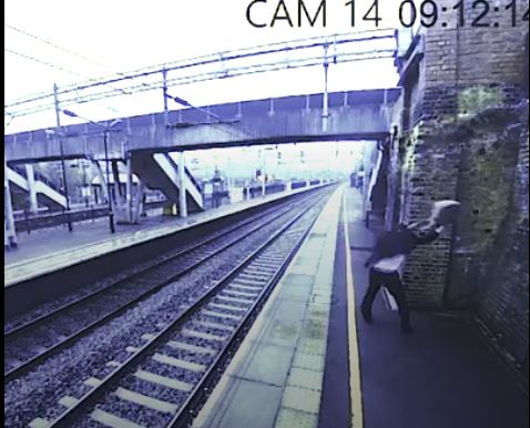 男子想不開企圖跳軌，千鈞一髮之際女子機警拉住他，「最後一幕」網友全嚇到叫不出聲！