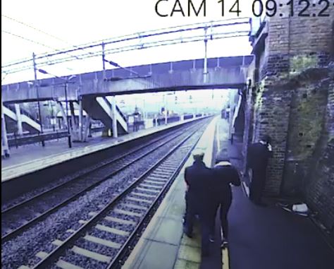 男子想不開企圖跳軌，千鈞一髮之際女子機警拉住他，「最後一幕」網友全嚇到叫不出聲！