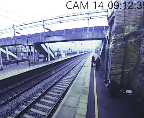 男子想不開企圖跳軌，千鈞一髮之際女子機警拉住他，「最後一幕」網友全嚇到叫不出聲！