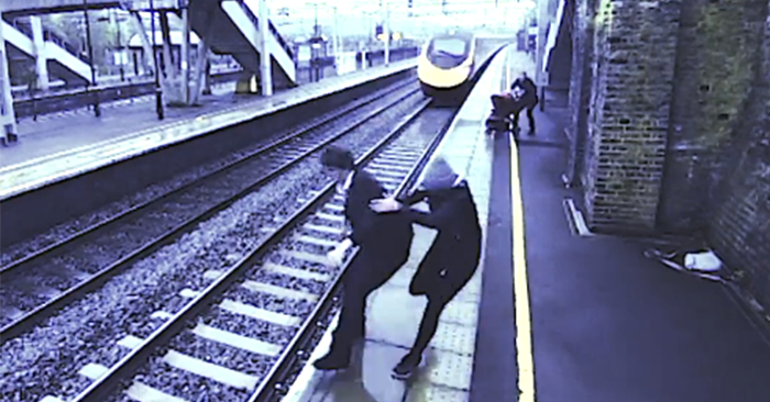 男子想不開企圖跳軌，千鈞一髮之際女子機警拉住他，「最後一幕」網友全嚇到叫不出聲！