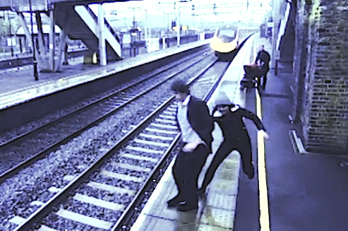 男子想不開企圖跳軌，千鈞一髮之際女子機警拉住他，「最後一幕」網友全嚇到叫不出聲！