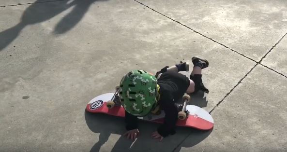  1歲寶寶「還在包尿布就開始滑滑板」！狂摔倒努力苦練　終於成功「空中華麗翻轉滑板」帥炸