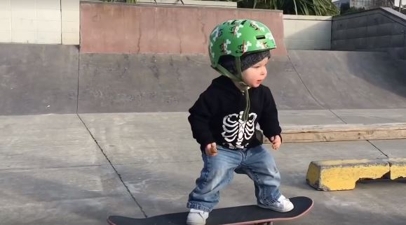  1歲寶寶「還在包尿布就開始滑滑板」！狂摔倒努力苦練　終於成功「空中華麗翻轉滑板」帥炸