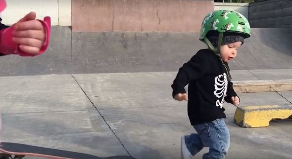 1歲寶寶「還在包尿布就開始滑滑板」！狂摔倒努力苦練　終於成功「空中華麗翻轉滑板」帥炸
