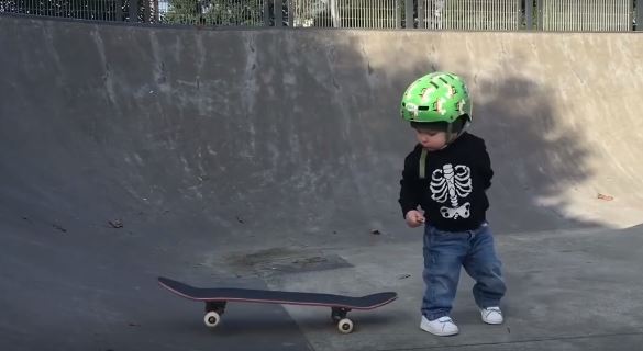  1歲寶寶「還在包尿布就開始滑滑板」！狂摔倒努力苦練　終於成功「空中華麗翻轉滑板」帥炸