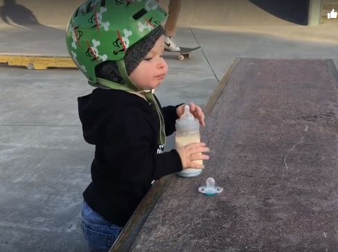  1歲寶寶「還在包尿布就開始滑滑板」！狂摔倒努力苦練　終於成功「空中華麗翻轉滑板」帥炸