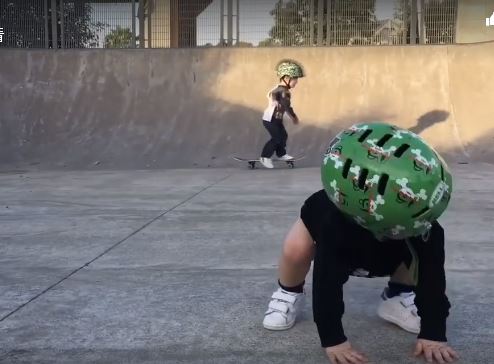  1歲寶寶「還在包尿布就開始滑滑板」！狂摔倒努力苦練　終於成功「空中華麗翻轉滑板」帥炸