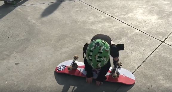  1歲寶寶「還在包尿布就開始滑滑板」！狂摔倒努力苦練　終於成功「空中華麗翻轉滑板」帥炸