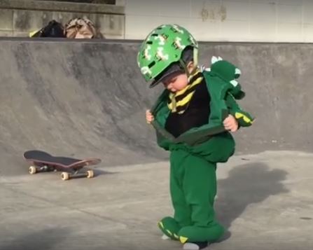  1歲寶寶「還在包尿布就開始滑滑板」！狂摔倒努力苦練　終於成功「空中華麗翻轉滑板」帥炸