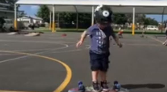  1歲寶寶「還在包尿布就開始滑滑板」！狂摔倒努力苦練　終於成功「空中華麗翻轉滑板」帥炸