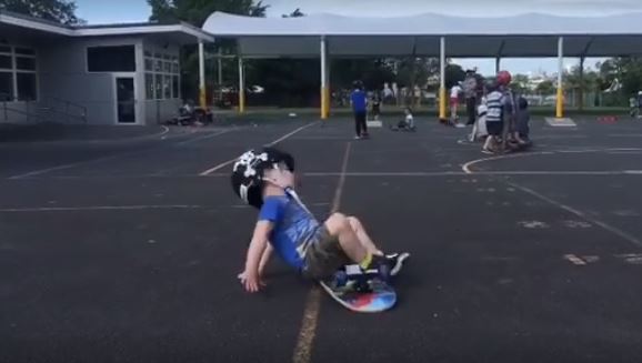  1歲寶寶「還在包尿布就開始滑滑板」！狂摔倒努力苦練　終於成功「空中華麗翻轉滑板」帥炸