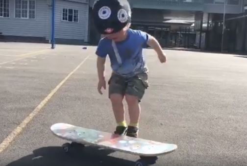  1歲寶寶「還在包尿布就開始滑滑板」！狂摔倒努力苦練　終於成功「空中華麗翻轉滑板」帥炸