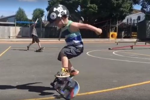  1歲寶寶「還在包尿布就開始滑滑板」！狂摔倒努力苦練　終於成功「空中華麗翻轉滑板」帥炸