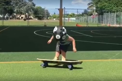  1歲寶寶「還在包尿布就開始滑滑板」！狂摔倒努力苦練　終於成功「空中華麗翻轉滑板」帥炸